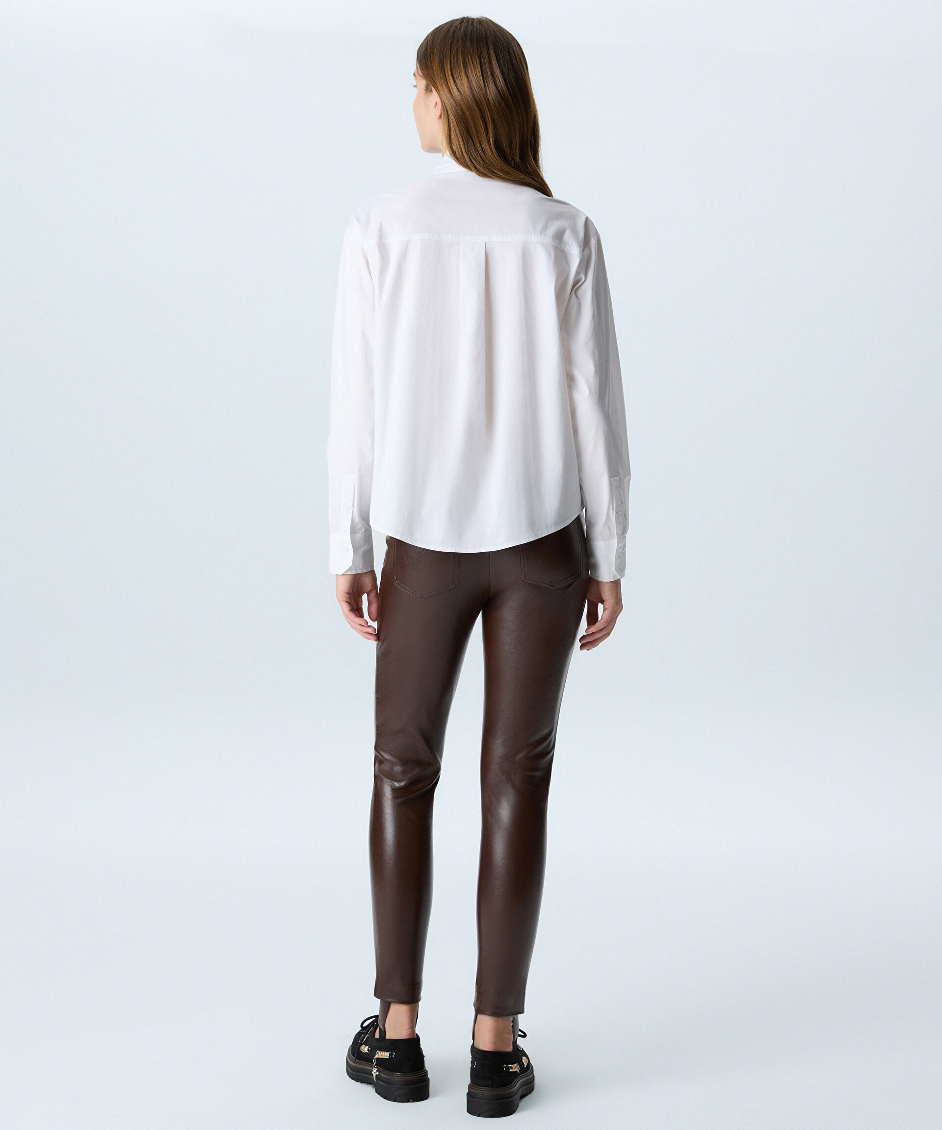 YAKASI BAĞLAMALI PATCH Lİ GÖMLEK