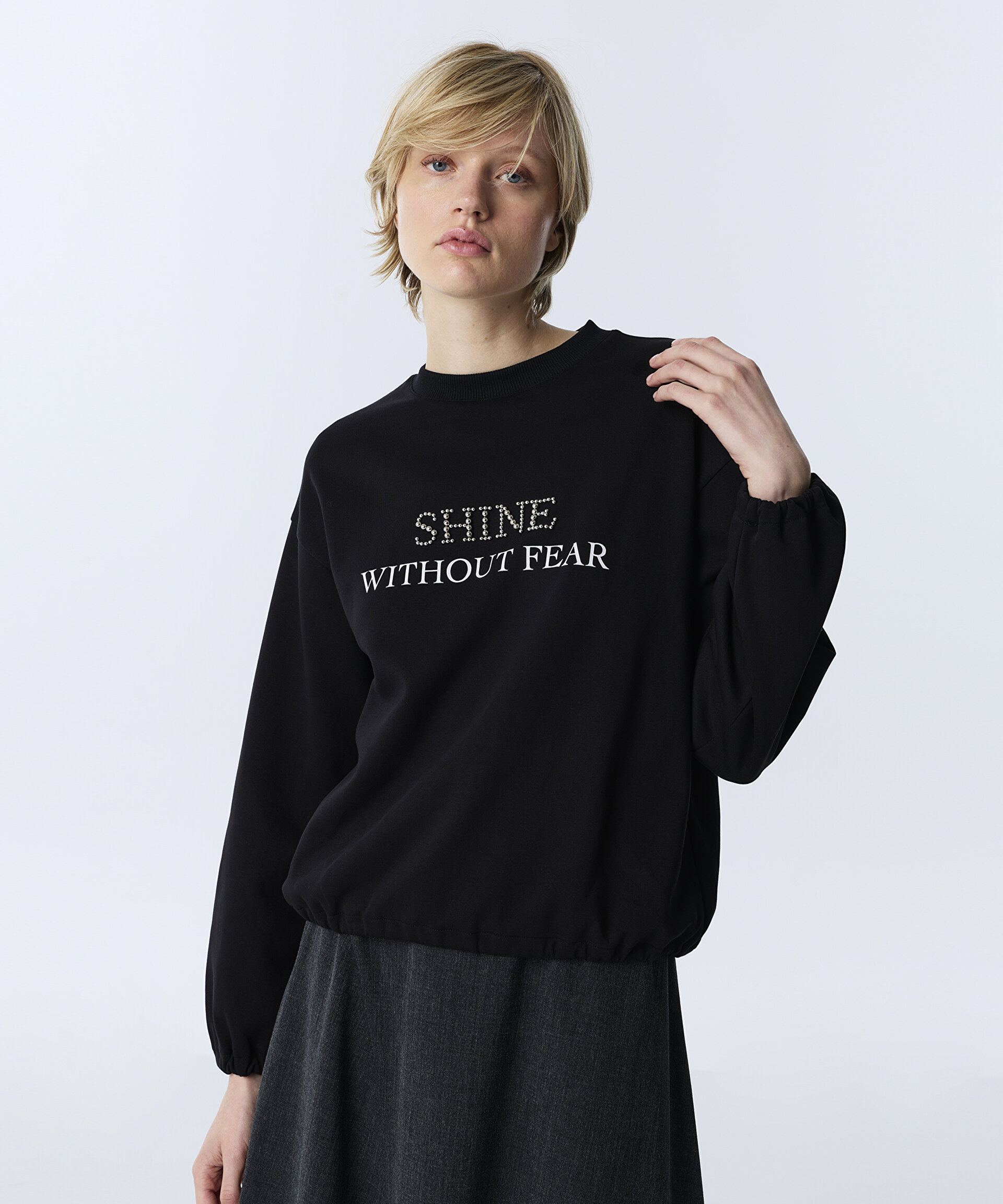 BASKILI VE BONCUK SLOGANLI SWEATSHIRT