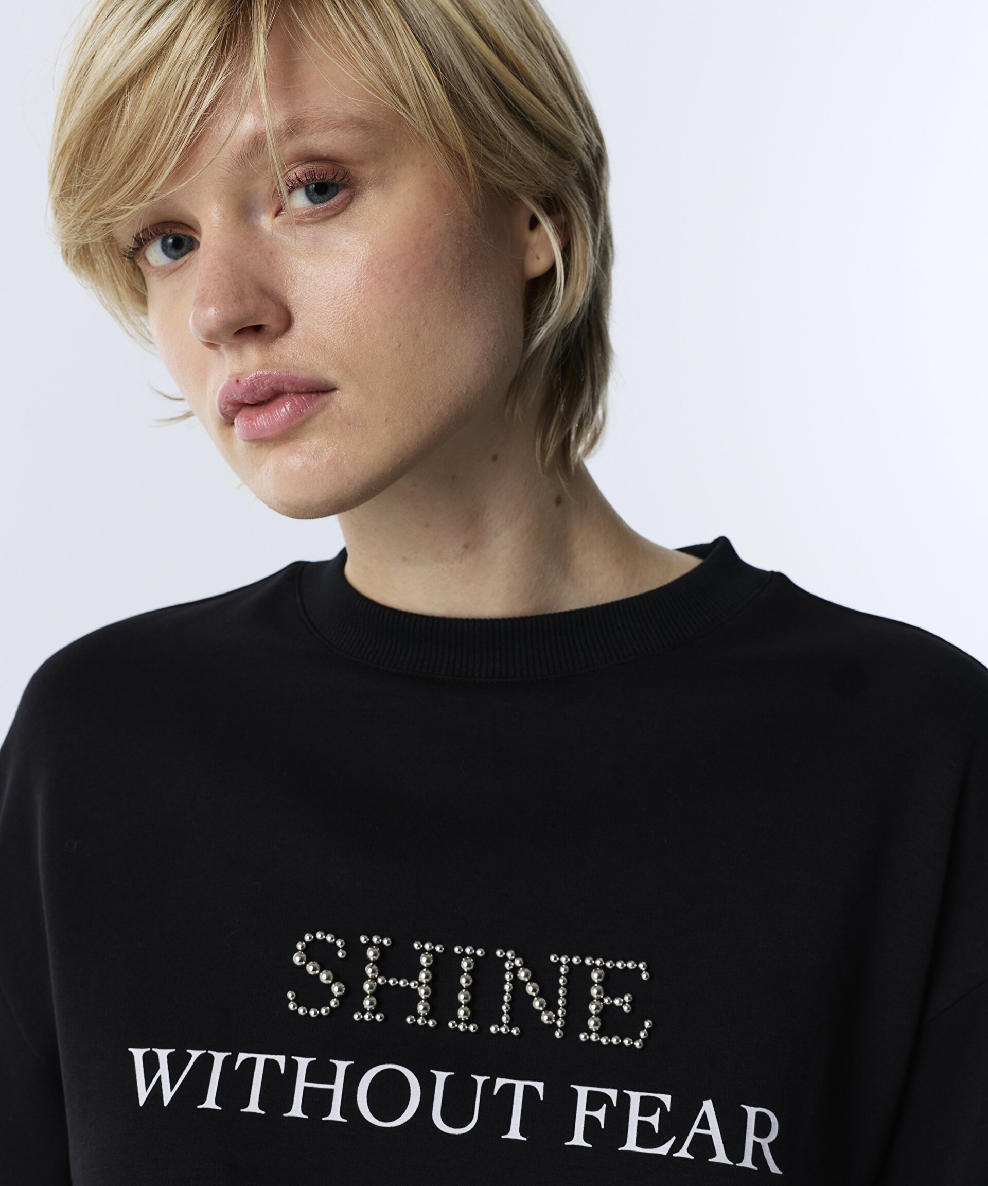 BASKILI VE BONCUK SLOGANLI SWEATSHIRT