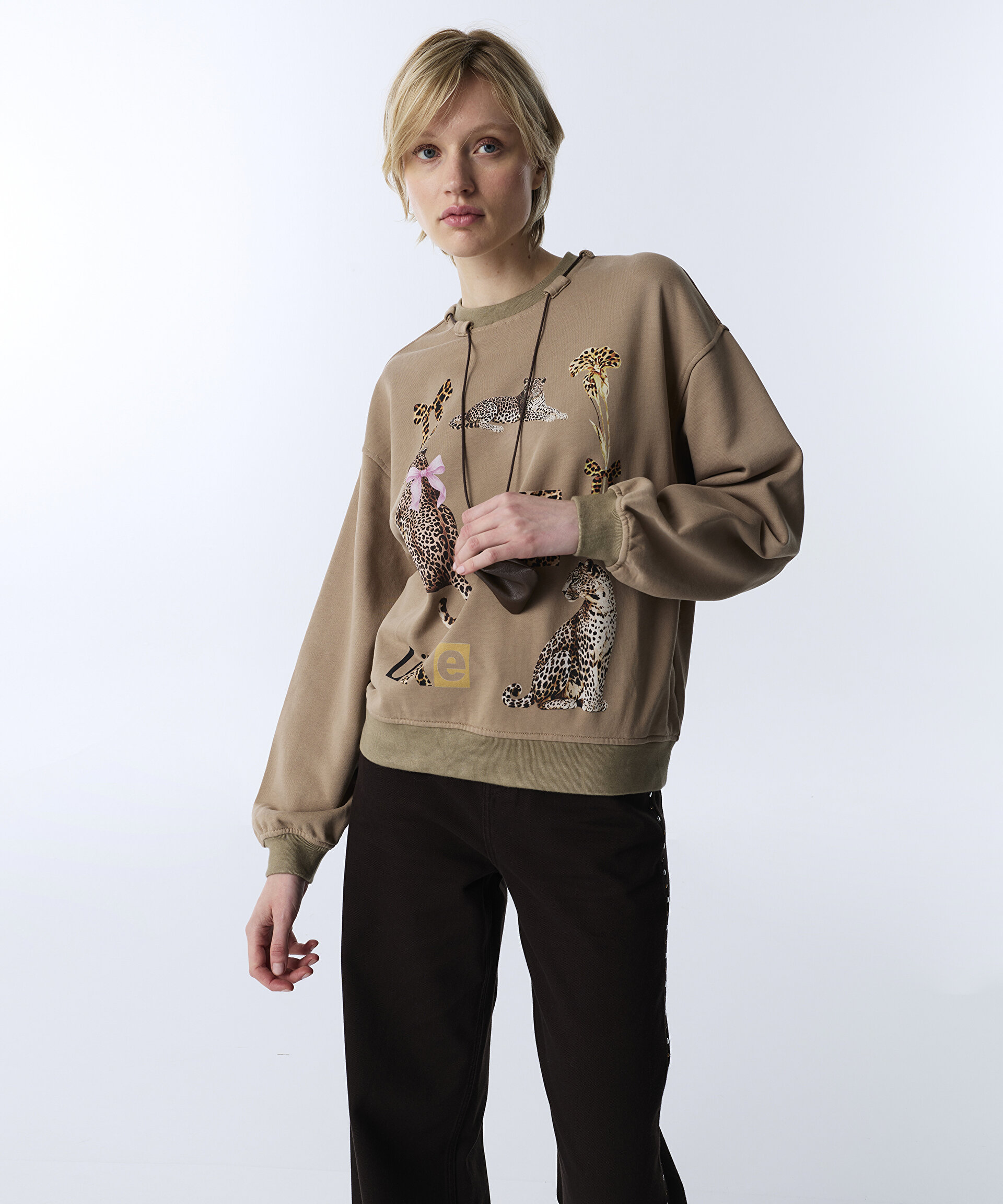 GÖRSEL BASKILI AKSESUARLI SWEATSHIRT