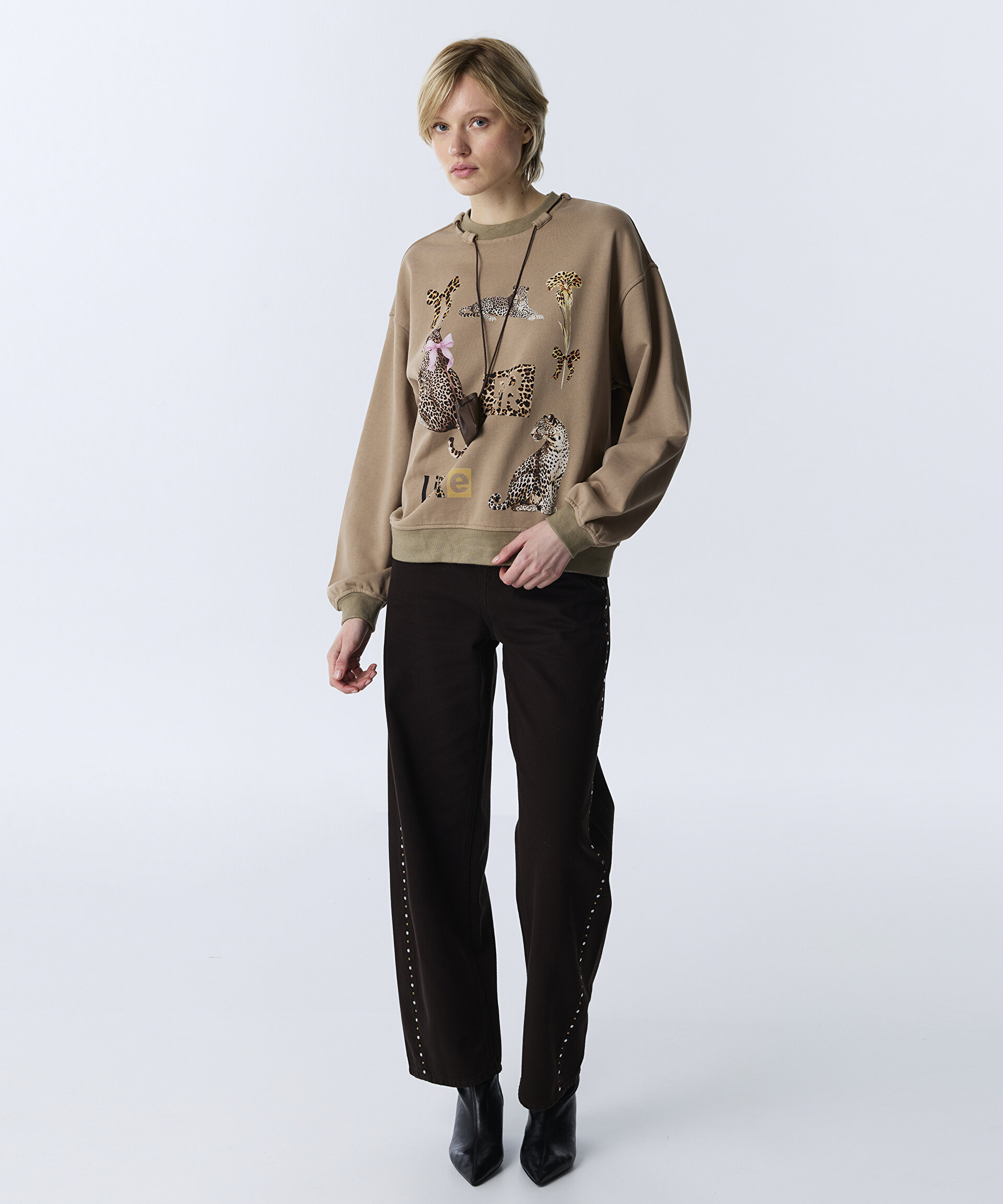 GÖRSEL BASKILI AKSESUARLI SWEATSHIRT