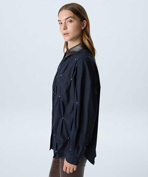 KONTRAST YAKA METAL AKSESUARLI GÖMLEK-TW6260025232015-Lacivert-GOMLEK